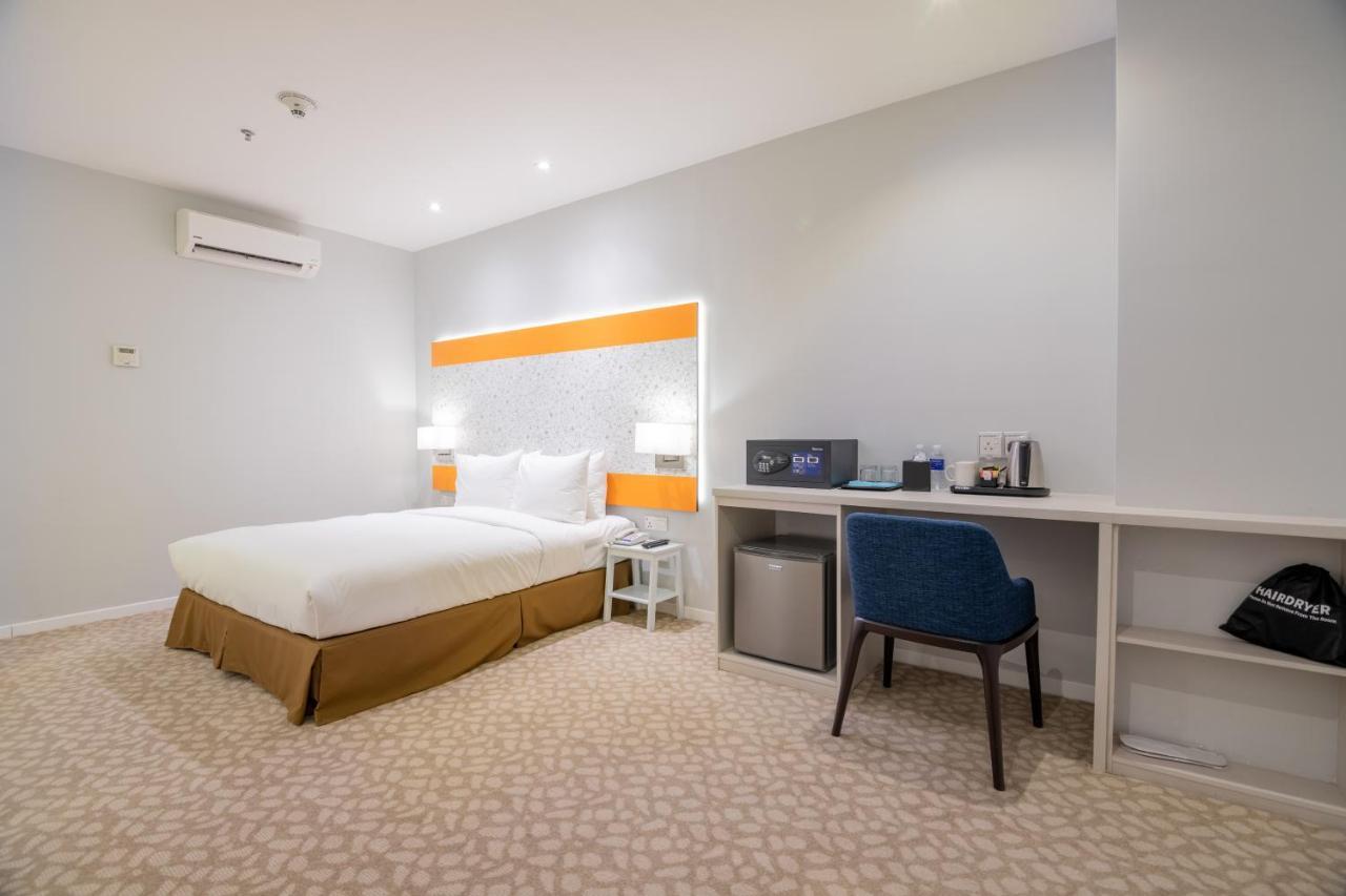 Holiday Inn Express & Suites Johor Bahru By Ihg Exterior photo